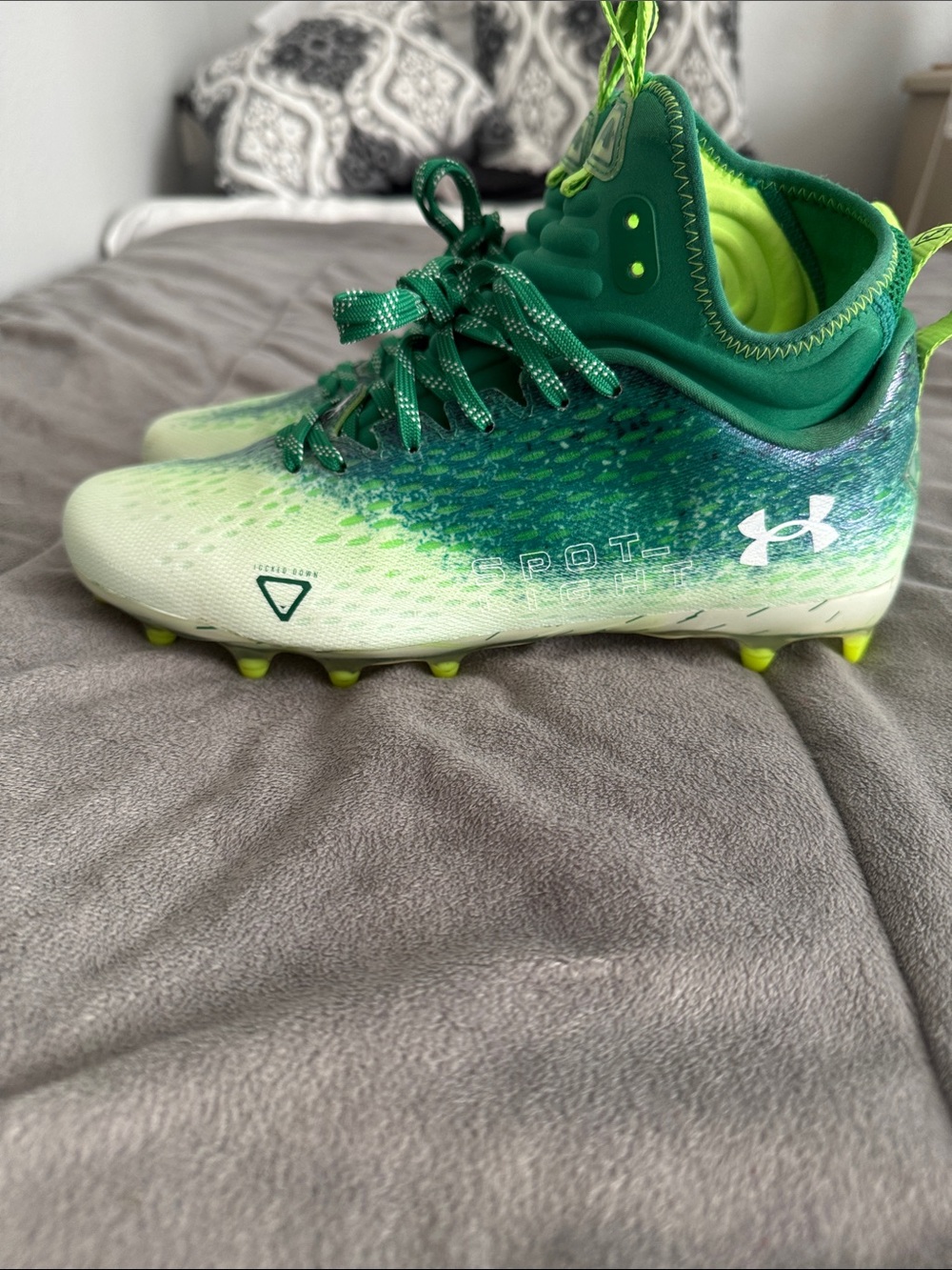 Under Armour men’s Green spot light lock down football Cleats Sz 8.5